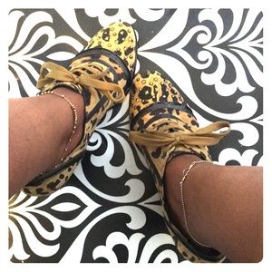 Libby Edelman Size 10 funky studded lace ups